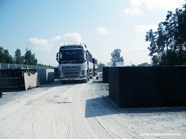 Transport szamb betonowych  w Jasieniu